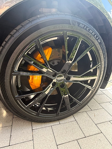 Audi e-tron 2 of 5