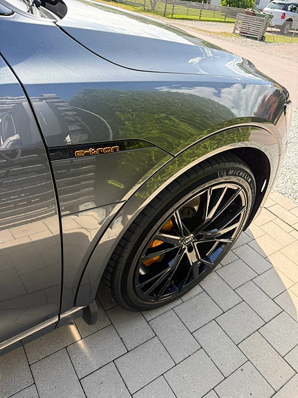 Audi e-tron 9 of 9