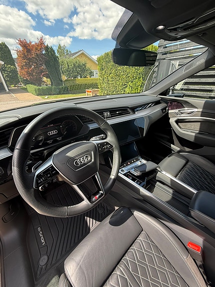 Audi e-tron 4 of 5