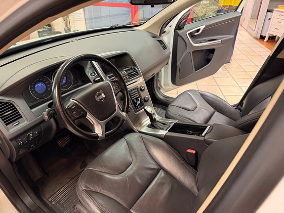 Volvo XC60 8 of 13