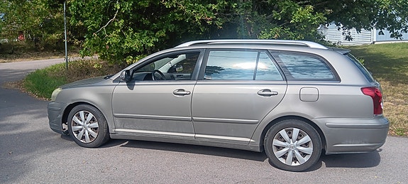 Toyota Avensis 2 of 6