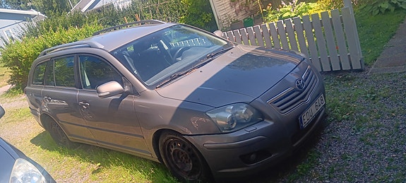 Toyota Avensis 3 of 6