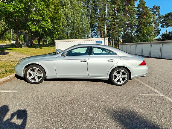 Mercedes-Benz CLS500 4 of 5