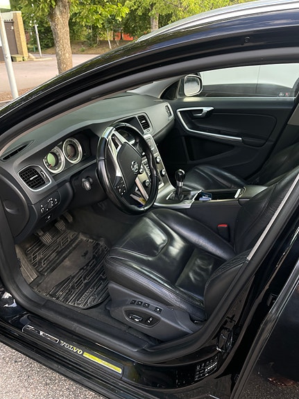 Volvo V60 4 of 5