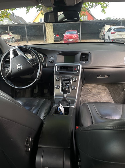 Volvo V60 2 of 5