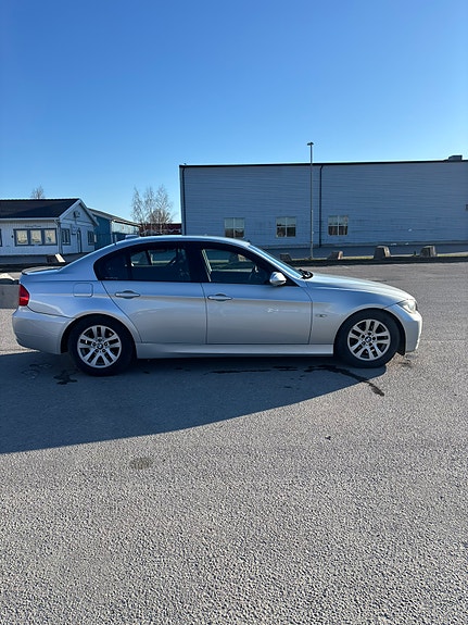 BMW 320d 2 of 5