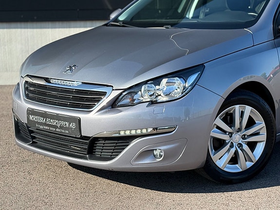 Peugeot 308 SW 2 of 5