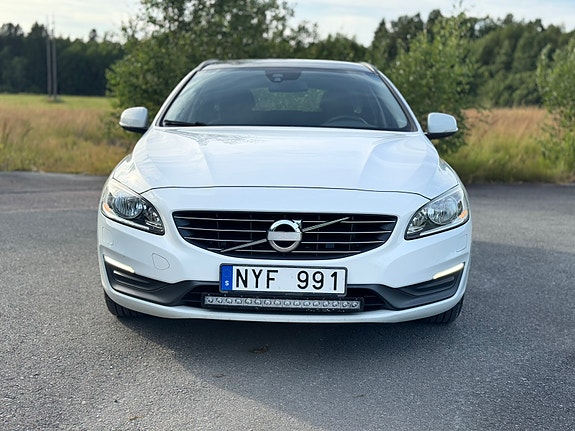 Volvo V60 2 of 25