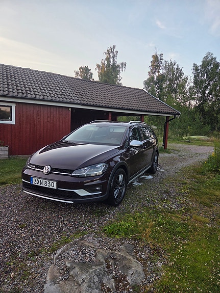 Volkswagen Golf Alltrack 2 of 4