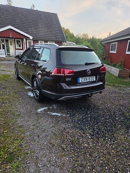 Volkswagen Golf Alltrack 3 of 4