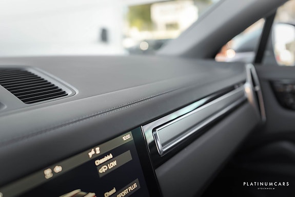 Porsche Cayenne 16 of 23