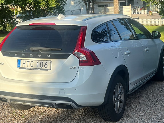 Volvo V60 Cross Country 3 of 3