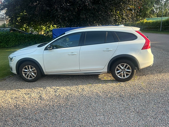 Volvo V60 Cross Country 2 of 3