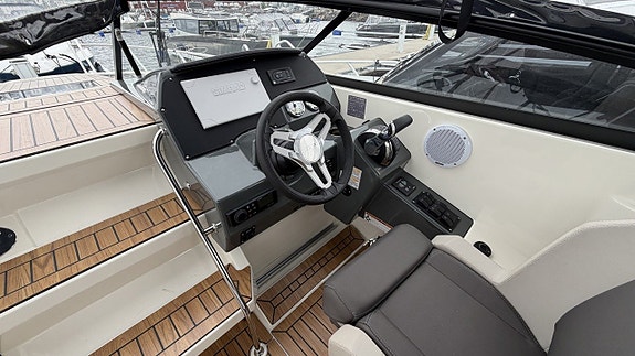 Uttern D77 | Mercury F300-V8 3 of 12