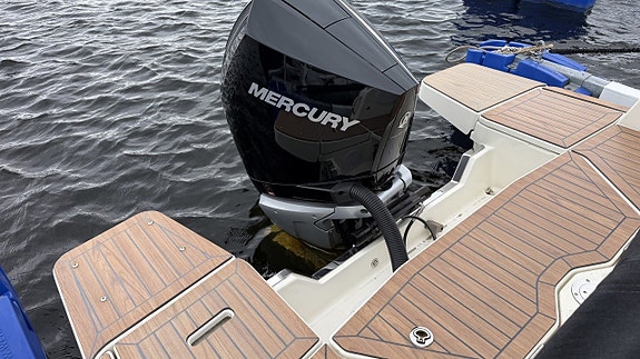Uttern D77 | Mercury F300-V8 9 of 12