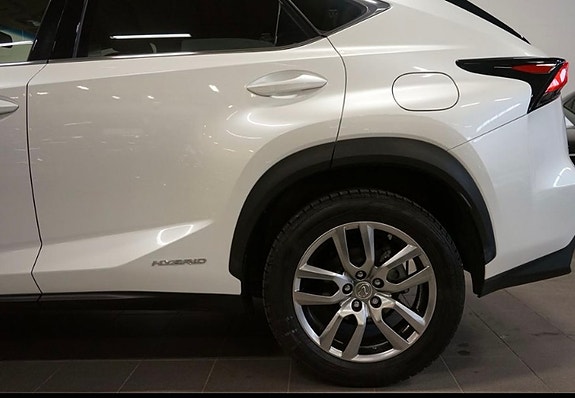 Lexus NX300h 9 of 14