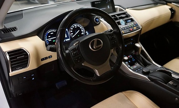 Lexus NX300h 2 of 5