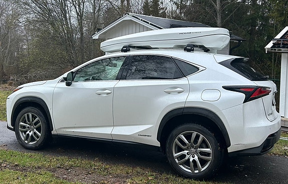 Lexus NX300h 4 of 5