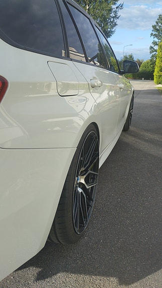 BMW 320d 3 of 5