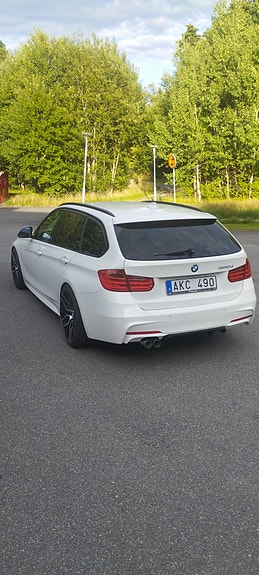 BMW 320d 2 of 5