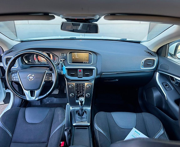 Volvo V40 12 of 19