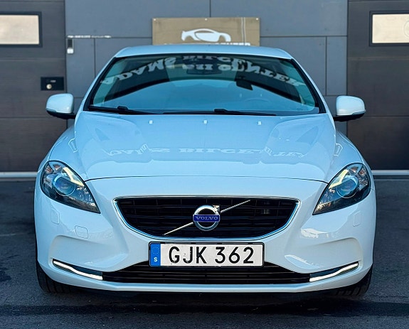 Volvo V40 2 of 19