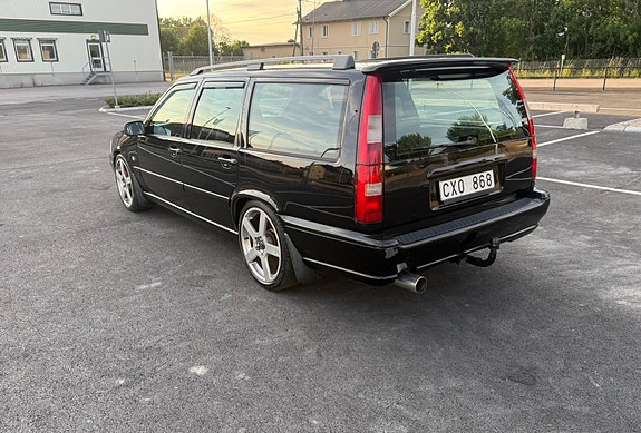 Volvo V70 3 of 5