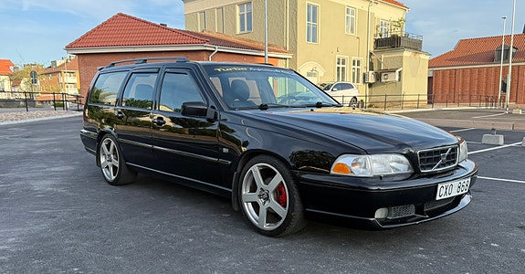 Volvo V70 2 of 5