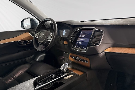 Volvo XC90 10 of 16