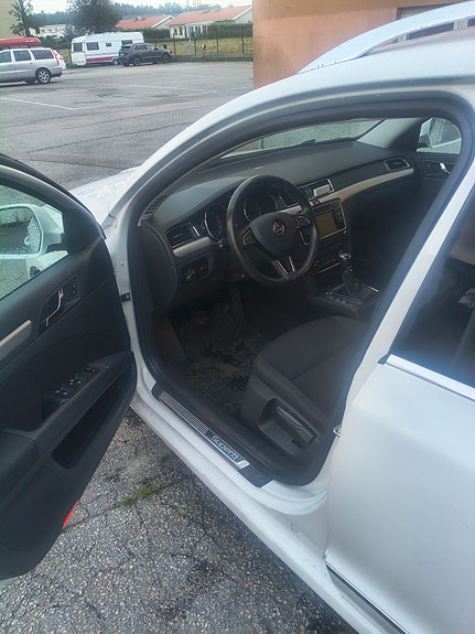 Skoda Superb 2 of 4