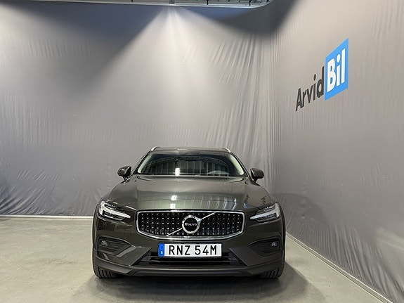 Volvo V60 Cross Country 2 of 5
