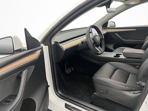 Tesla Model Y 9 of 28