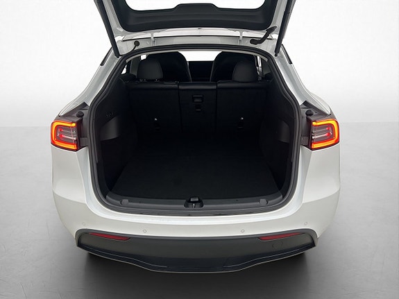 Tesla Model Y 27 of 28
