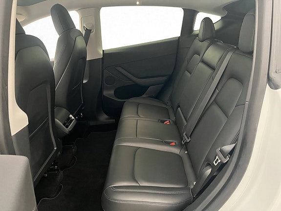 Tesla Model Y 13 of 28