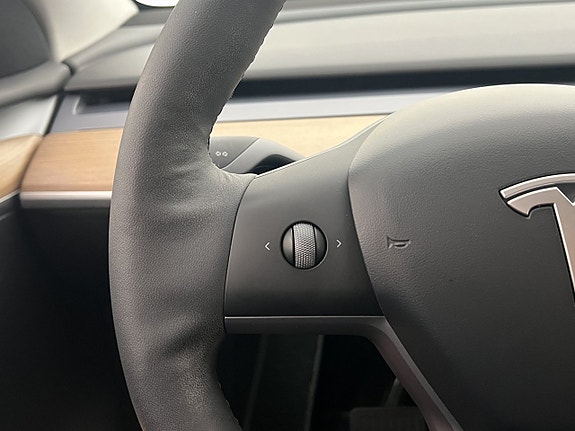 Tesla Model Y 14 of 28