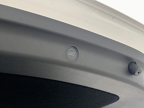 Tesla Model Y 26 of 28
