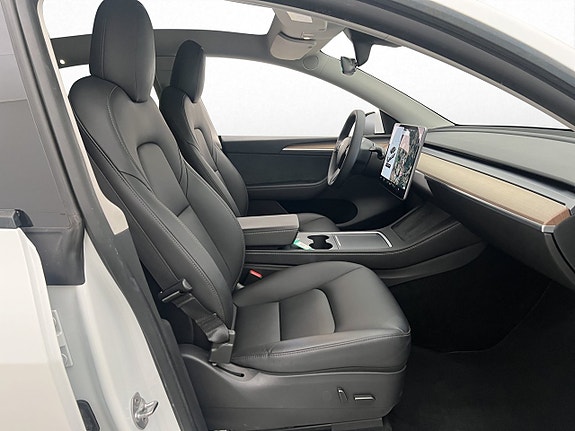 Tesla Model Y 10 of 28