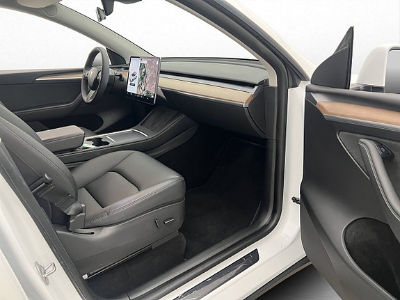 Tesla Model Y 12 of 28