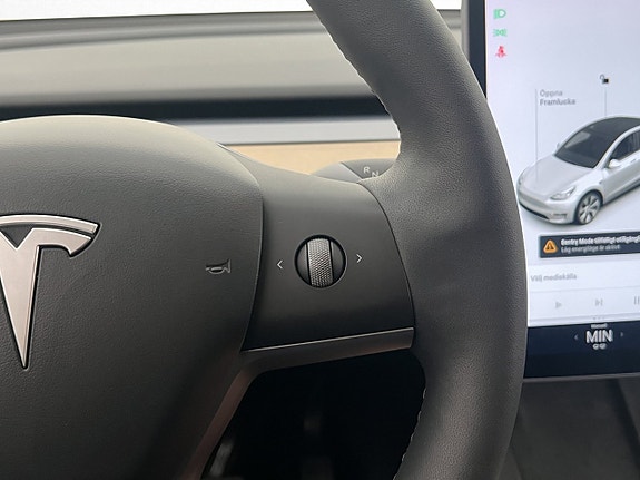 Tesla Model Y 15 of 28