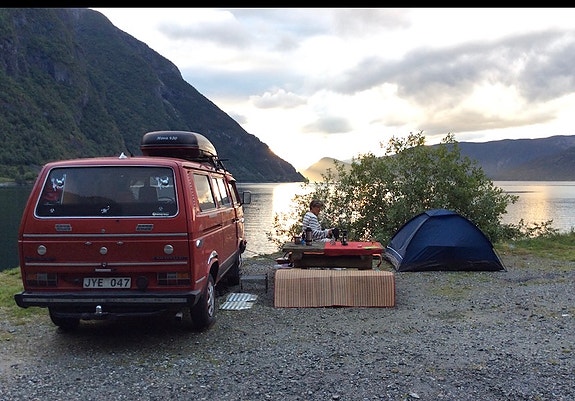 Volkswagen Caravelle 2 of 5