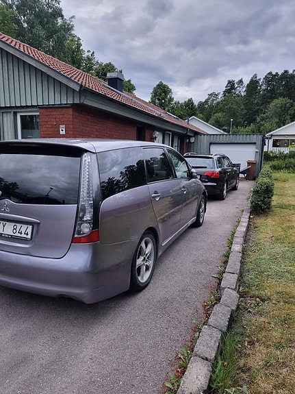 Mitsubishi Grandis 2 of 3