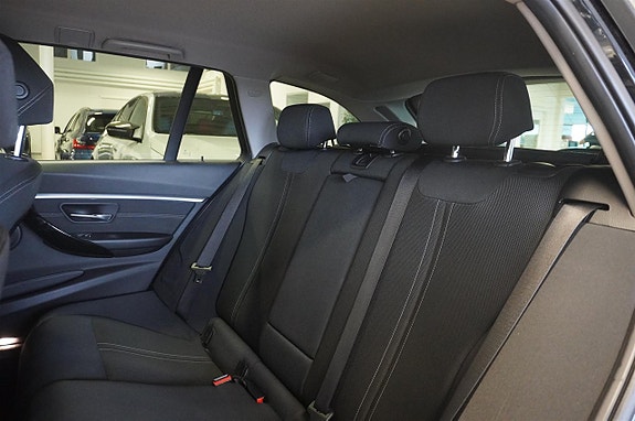 BMW 320d 14 of 17