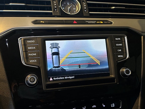 Volkswagen Passat 18 of 24