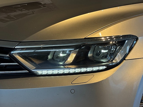 Volkswagen Passat 3 of 24