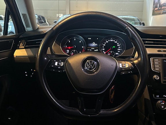 Volkswagen Passat 12 of 24