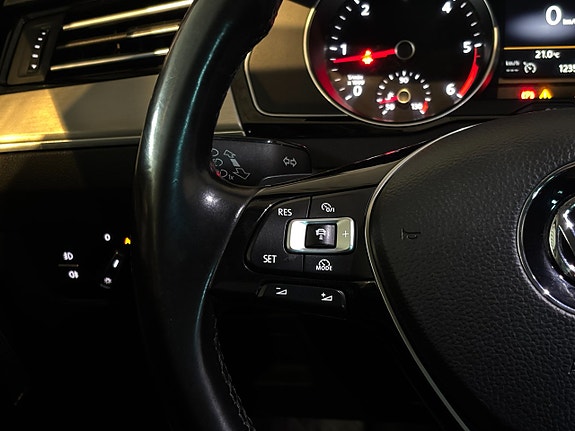 Volkswagen Passat 11 of 24