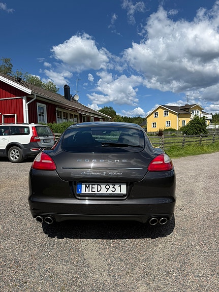 Porsche Panamera S 3 of 5