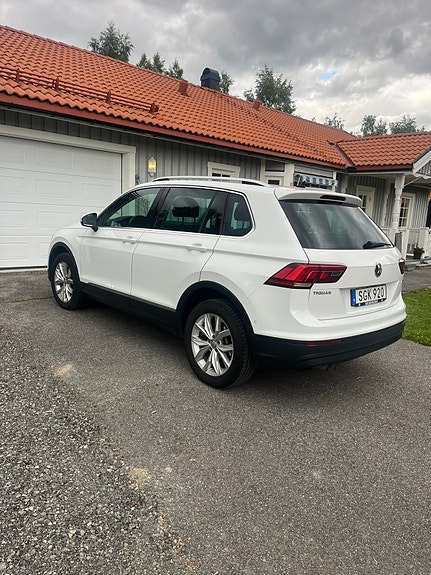 Volkswagen Tiguan 2 of 3