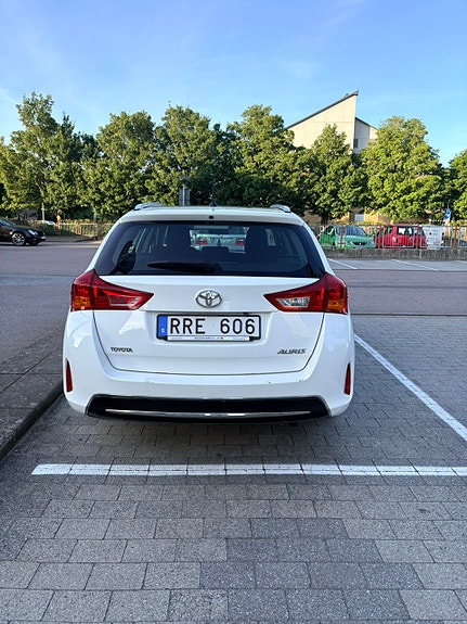 Toyota Auris 2 of 5