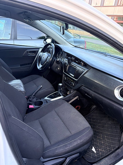 Toyota Auris 4 of 5